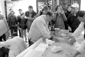官渡餌塊傳習館引來路人駐足停留