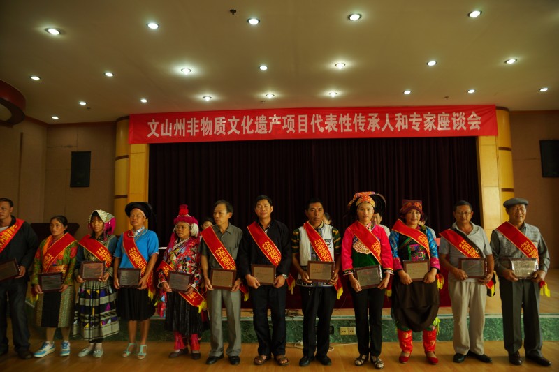 向傳承人授牌