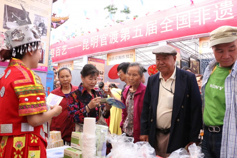 昆中藥非遺展位前游人爭相咨詢