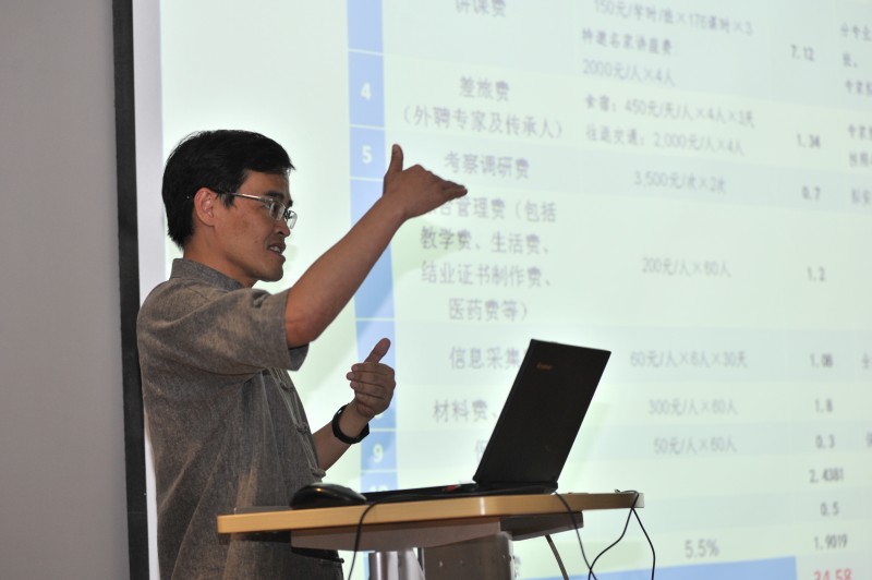 云南藝術學院設計學院院長陳勁松作情況介紹