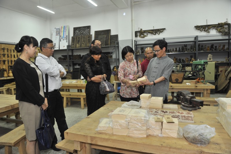 榮處長參觀往期“非遺進校園”活動學生作品