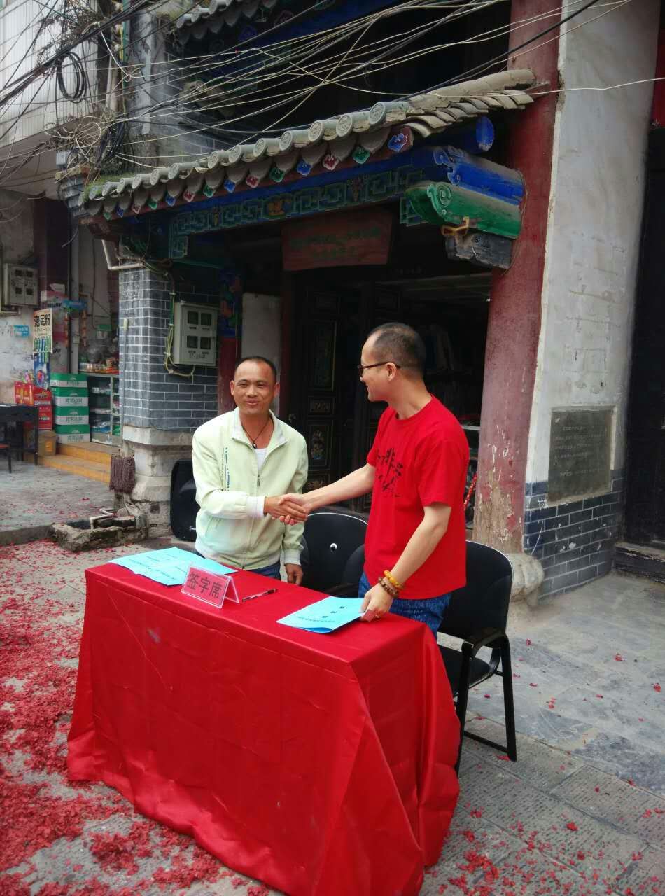 上海鼎天時尚科技股份有限司柴方軍總經理與廣南南秀社區刺繡協會進行‘非遺文化長期戰略合作’簽約
