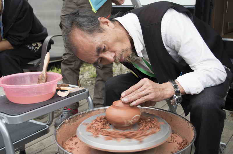 傳承人現(xiàn)場演示建水紫陶制作技藝