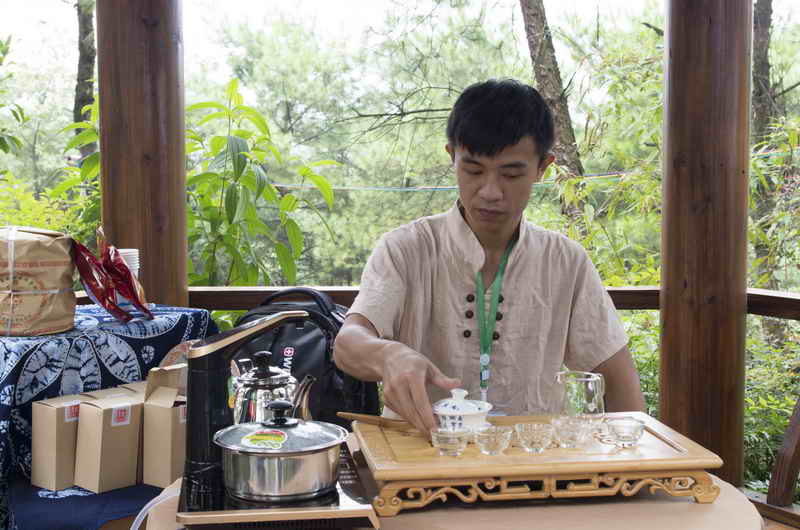 傳承人現(xiàn)場泡制普洱茶,供觀眾品嘗 傳承人現(xiàn)場泡制普洱茶,供觀眾品嘗