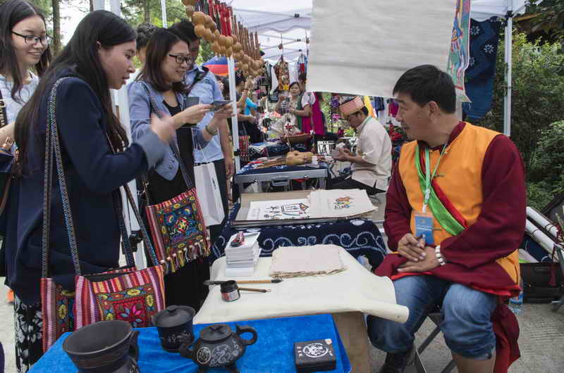 非遺展示區(qū)人潮如涌