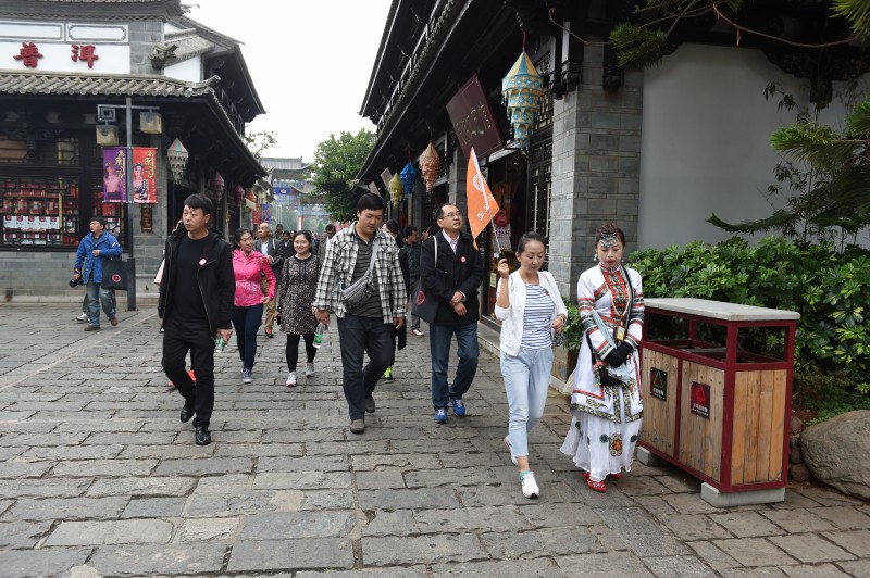 省非遺中心工作人員帶領(lǐng)學(xué)員開展采集實踐活動