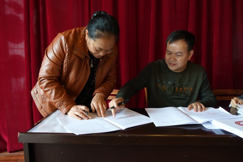 與傳承人簽訂《傳承責任書》