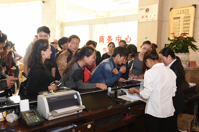 怒江州代表隊在源鴻大酒店辦理報到手續