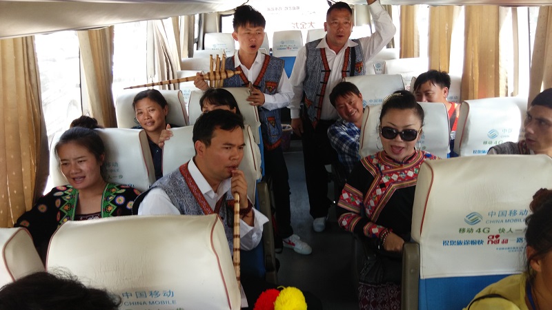 即使是乘車的間隙也不忘排練