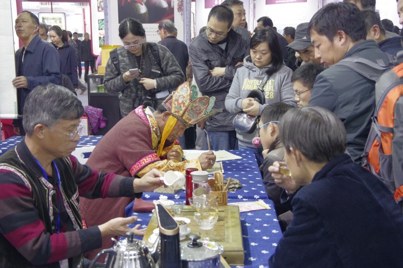 品普洱茶，看東巴畫