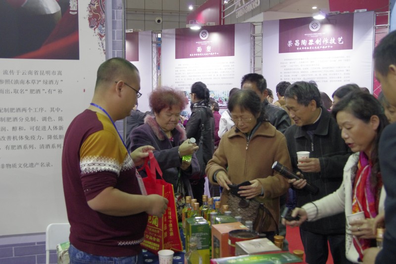眾多觀眾前來品酒購買楊林肥酒