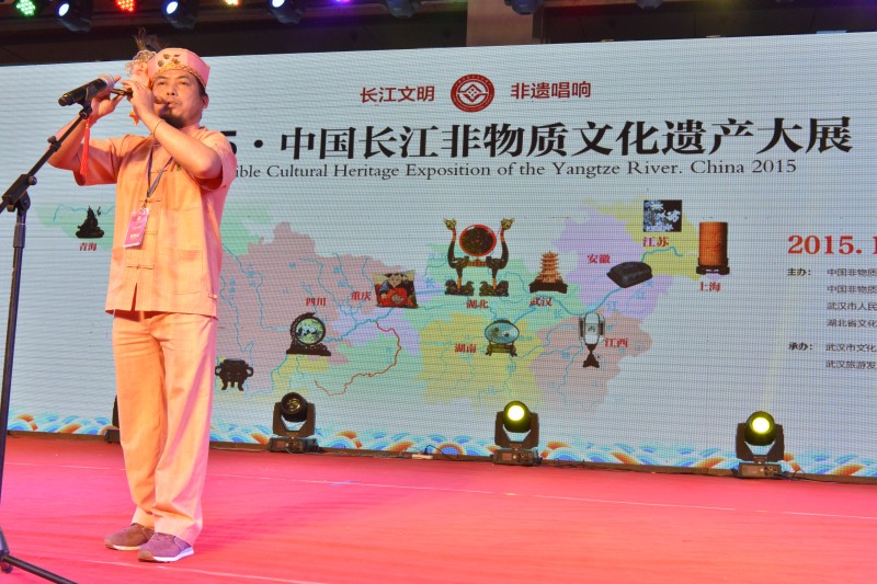 葫蘆絲制作技藝傳承人杜德光上臺表演