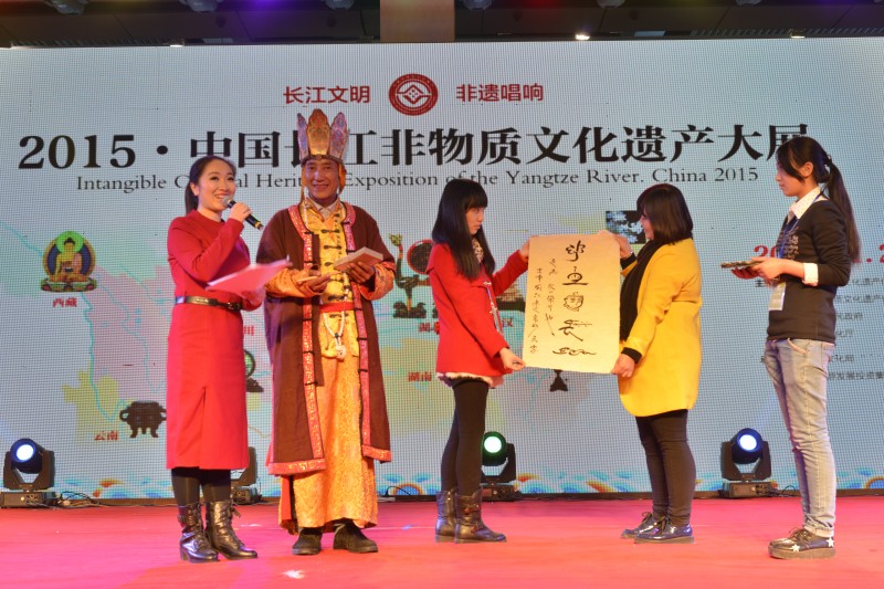 東巴畫傳承人和國耀上臺表演