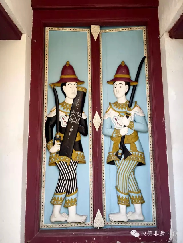 曼谷大皇宮建筑上的門畫（喬曉光拍攝）