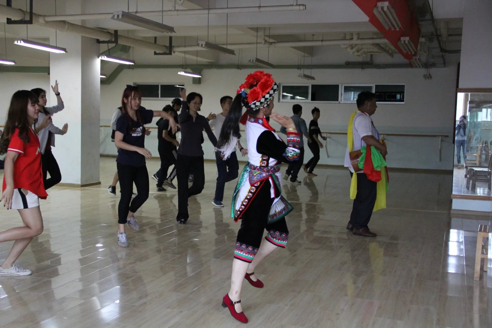 第二期：董艷玲副處長(zhǎng)、傳承人、同學(xué)們共同跳起彝族舞蹈——阿細(xì)跳月