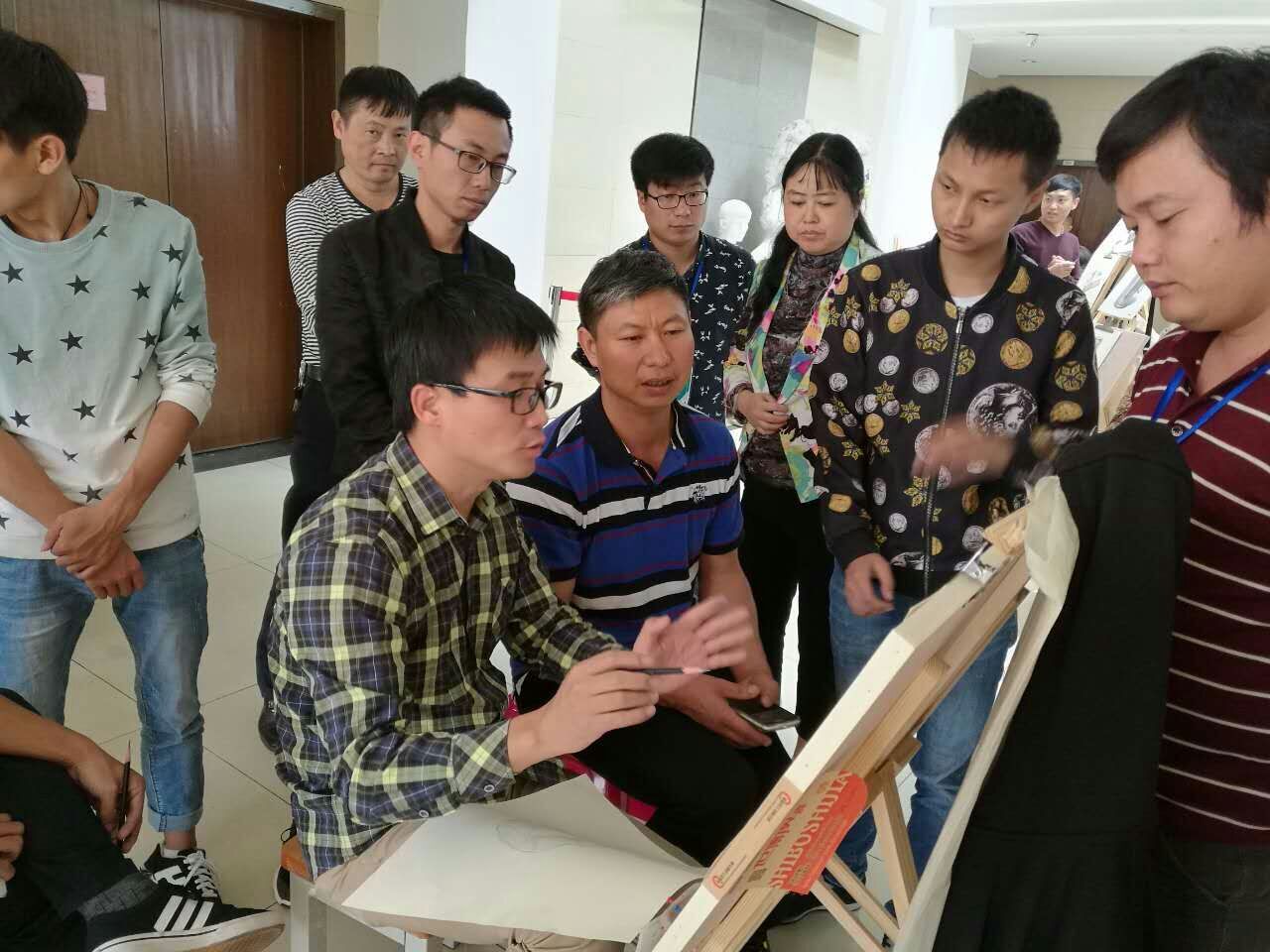 學員在上素描與速寫課