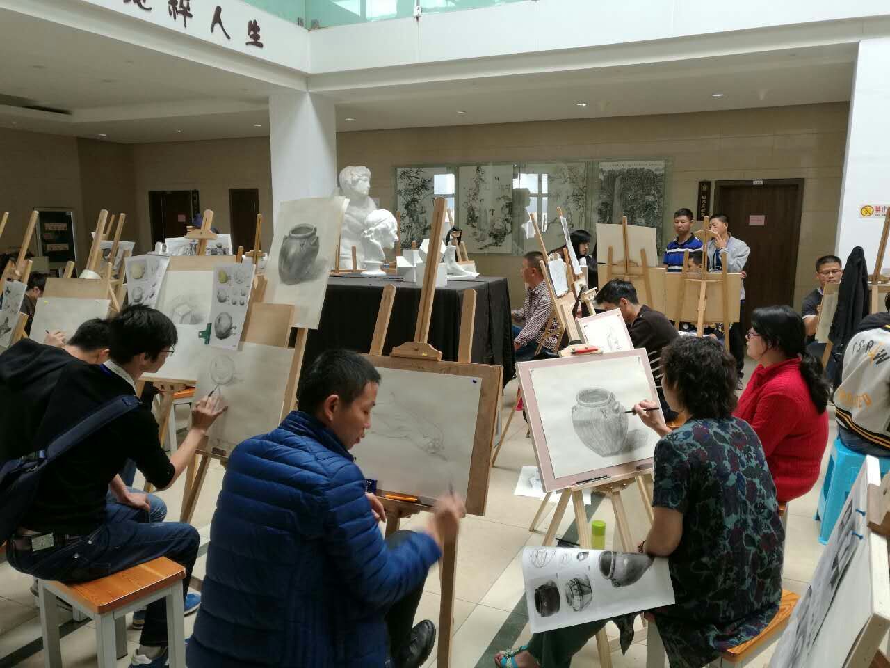 學員在上素描與速寫課