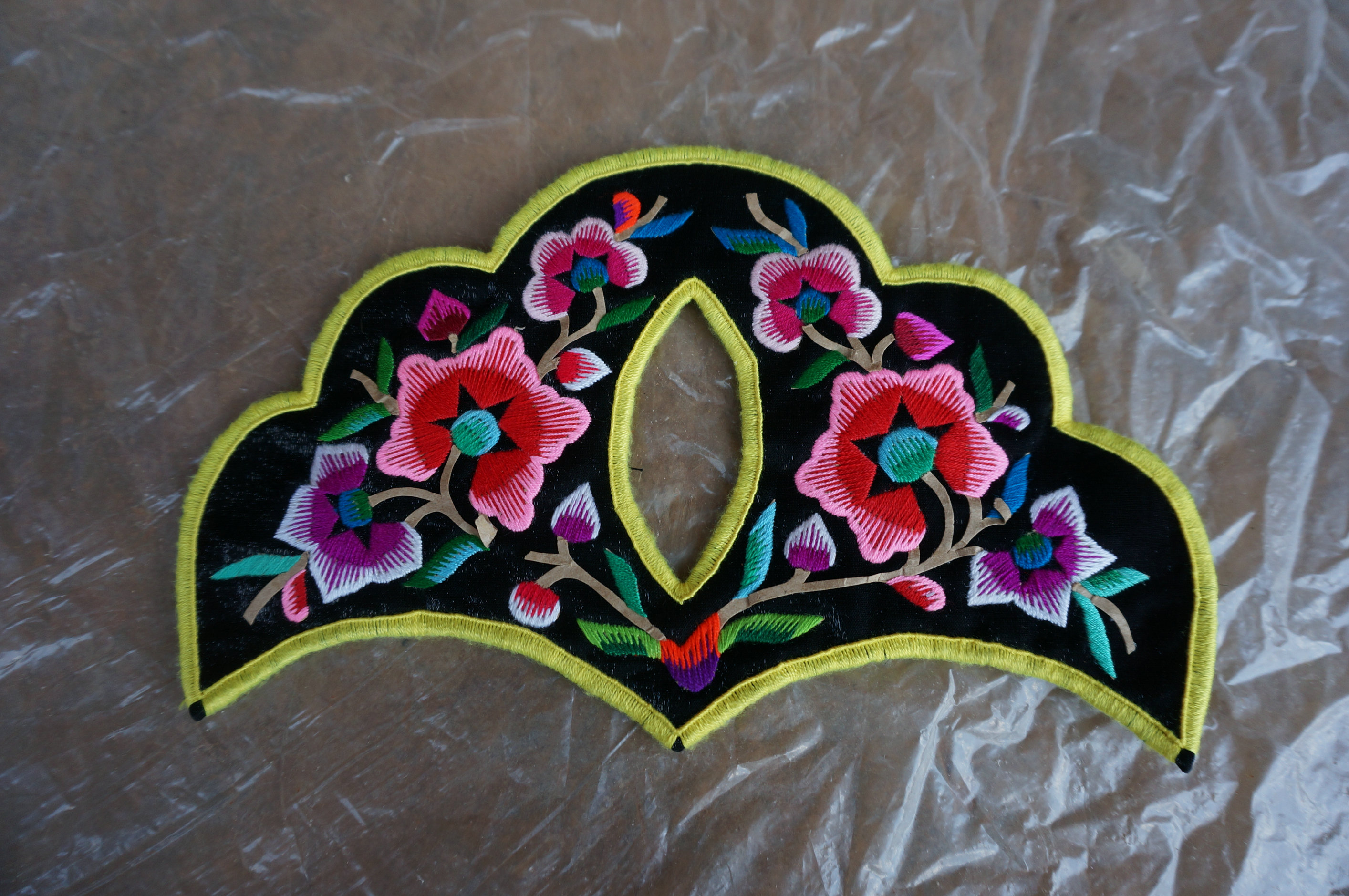 尹武刺繡之繡品背帶配件（鄧國戈攝）